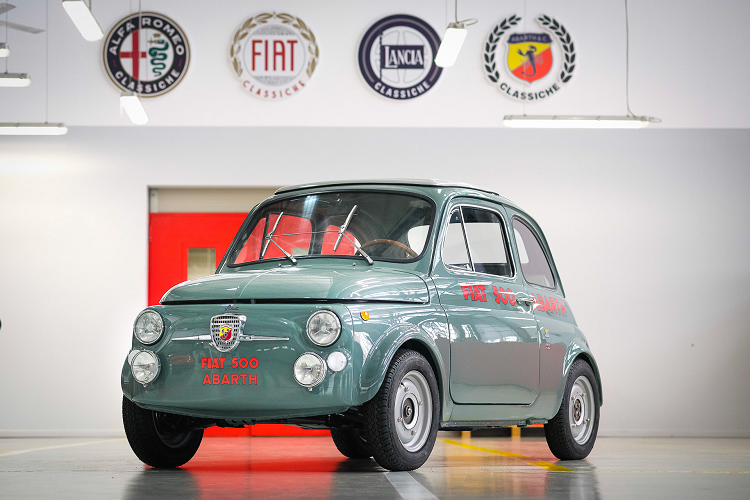 Được gọi là Abarth Classiche 500 Monza '58, chiếc xe kỷ niệm là sản phẩm được chế tạo dựa trên chiếc  Fiat 500 đời 1970 nhưng được sửa đổi để trông giống chiếc Fiat 500 đầu tiên được điều chỉnh bởi Abarth, chiếc xe đã phá vỡ sáu kỷ lục về tốc độ và độ bền vào tháng 2/1958 tại nơi đây.