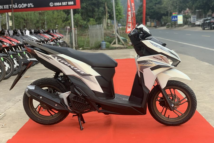 Sau khi ra mắt tại Indonesia hồi giữa tháng 9,  Honda Vario 125 2023 mới đã được nhập khẩu về Việt Nam thông qua một số đơn vị tư nhân kinh doanh xe máy tại Hà Nội, TP. HCM và một vài tỉnh thành khác.