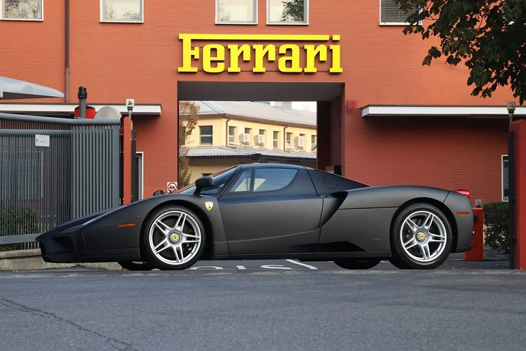 Chiếc  Ferrari Enzo đen nhám này được ra đời vào thời kỳ mà hãng Ferrari chỉ dùng một vài màu sơn ngoại thất cho các sản phẩm của mình chứ không đa dạng như ngày nay. Phần lớn các mẫu siêu xe Ferrari xuất xưởng vào thời điểm đó đều được sơn màu đỏ, vàng hoặc đen