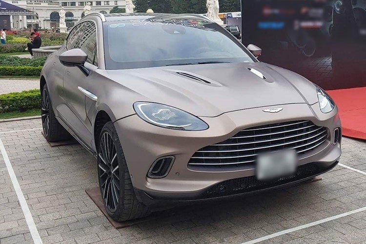 Aston Martin DBX màu Satin Solar hơn 16 tỷ về tay đại gia Hà Nội