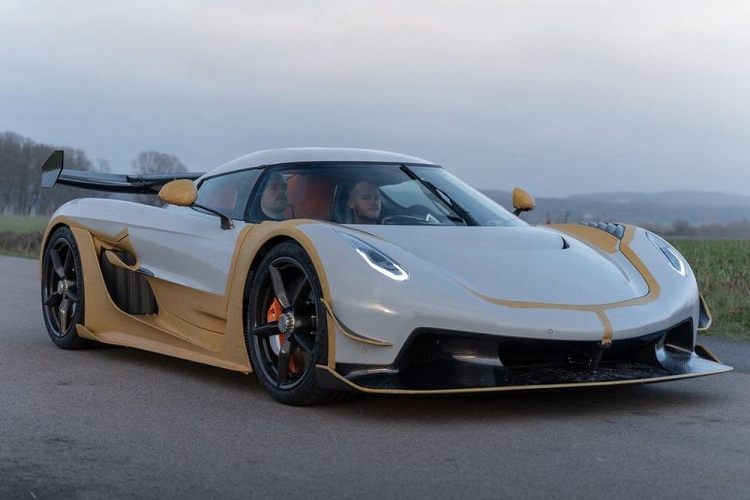 Ra mắt tại triển lãm Geneva Motor Show 2019,  siêu xe Koenigsegg Jesko là mẫu xe kế nhiệm của siêu phẩm Agera, vốn đã ngừng sản xuất vào năm 2018. Hãng xe Thụy Điển chỉ sản xuất đúng 125 chiếc Jesko, bao gồm cả phiên bản Absolut. Mức giá xe Koenigsegg Jesko khoảng 3 triệu USD (khoảng hơn 72 tỷ đồng) và tất cả đều đã được đặt mua ngay tại thời điểm ra mắt.