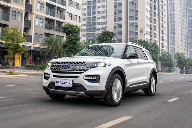 Theo đó, lô hàng mới nhất của dòng Ford Explorer 2023 mới sắp được giao đến tay khách hàng trong tháng 12/2022 sẽ không còn tính năng mở cốp rảnh tay, lốp tự vá và cụm điều chỉnh điều hoà hàng ghế sau. Lý giải về nguyên nhân cắt bỏ bớt trang bị, hãng cho biết, việc thay đổi này để phù hợp với sự thay đổi của thị trường.