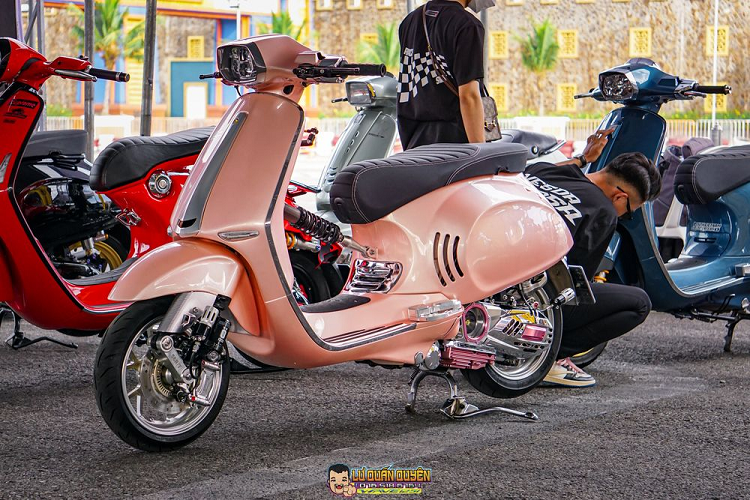  Vespa Sprint tại Việt Nam là mẫu xe chơi quen thuộc với những người đam mê thương hiệu Italy, đặc biệt là giới trẻ. Người chơi Vespa ít khi sử dụng một chiếc xe nguyên bản, thường xe sẽ được đắp thêm những món phụ kiện bạc triệu để tạo điểm nhấn và nét riêng cho xe.