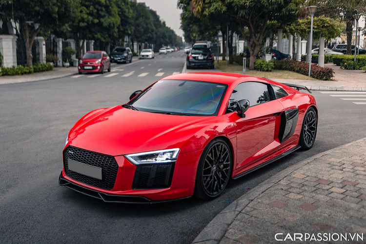 Hầu hết những chiếc  siêu xe Audi R8 thuộc dòng này được đưa về Việt Nam đều được sơn màu đỏ nổi bật cùng bộ mâm đa chấu màu đen, số khác lại mang trên mình màu sơn đen giản đơn cùng bộ mâm 5 chấu kép thể thao.