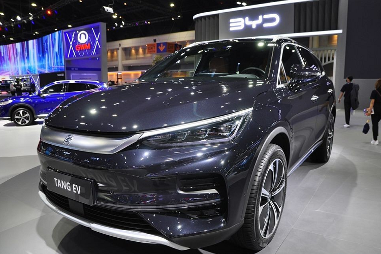 Tại triển lãm Motor Expo 2022 diễn ra tại Thái Lan vừa qua, thương hiệu BYD đã mang hàng loạt mẫu ôtô điện đến trưng bày. Một trong số đó có mẫu SUV cỡ trung  BYD Tang EV 2023 mới, xe được định vị trong phân khúc SUV hạng D với kích thước bao gồm chiều dài 4.870 mm, chiều rộng 1.950 mm, chiều cao 1.725 mm và chiều dài cơ sở 2.820 mm.