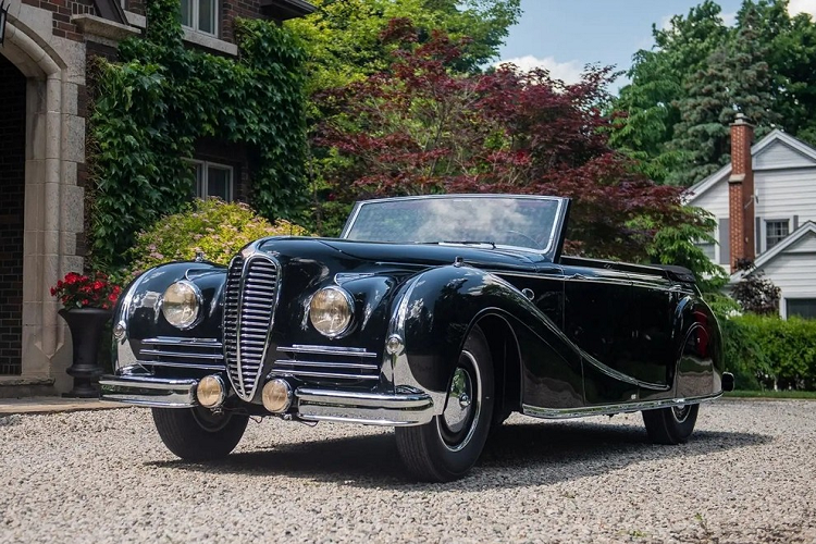 Chiếc  Delahaye 180 Cabriolet Limousine Convertible đời 1950 này từng được công ty đấu giá RM Sotheby's chào bán với mức giá 318.500 USD (tương đương khoảng 7,65 tỷ đồng) vào hồi tháng 8/2022 này.