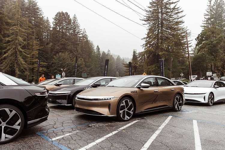 Tiến trình giao hàng  Lucid Air Dream tại châu Âu đã bắt đầu, với khách hàng ở Đức và Hà Lan là những người đầu tiên nhận hàng. Lucid Air sẽ ra mắt tại Châu Âu với Phiên bản Dream được sản xuất giới hạn, có sẵn hai phiên bản riêng biệt—Range và Performance.