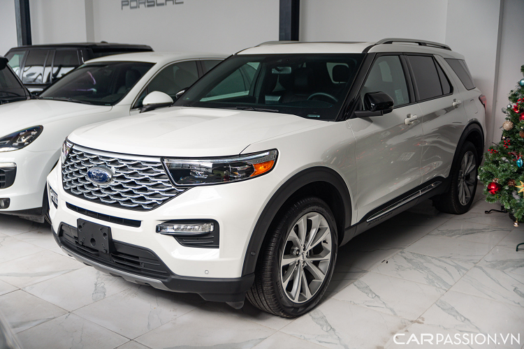 Sở dĩ có giá bán  Ford Explorer Platinum 2022 mới này tớ hơn 4 tỷ đồng vì chiếc xe này được nhập khẩu tư nhân và thuộc phiên bản Platinum, là một trong hai bản cao cấp nhất của dòng Explorer tại Mỹ hiện nay, ở một vị thế cao hơn hẳn so với xe chính hãng Việt Nam vốn là bản Limited.     