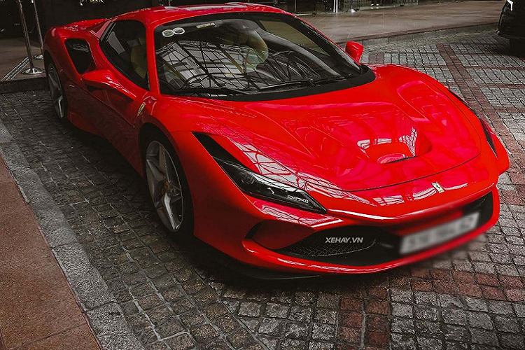 Hiện có tổng cộng 5 chiếc siêu xe Ferrari F8 Spider tại Việt Nam, trong đó chỉ có duy nhất một xe trong bài được nhập khẩu chính hãng. Việc các đại gia Việt đa phần lựa chọn mua xe thông qua đại lý tư nhân thay vì chính hãng có lẽ là do thời gian được nhận được xe sớm hơn. 