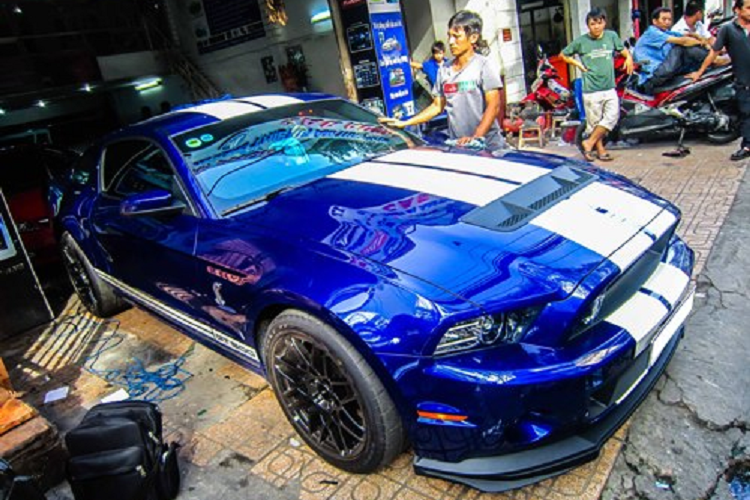 Mới đây, ông Đặng Lê Nguyên Vũ - nhà sưu tập xe lớn nhất Việt Nam đã mua 1 chiếc  Ford Mustang Shelby GT500 đời 2013 vốn chỉ có đúng 1 xe xuất hiện trong nước.