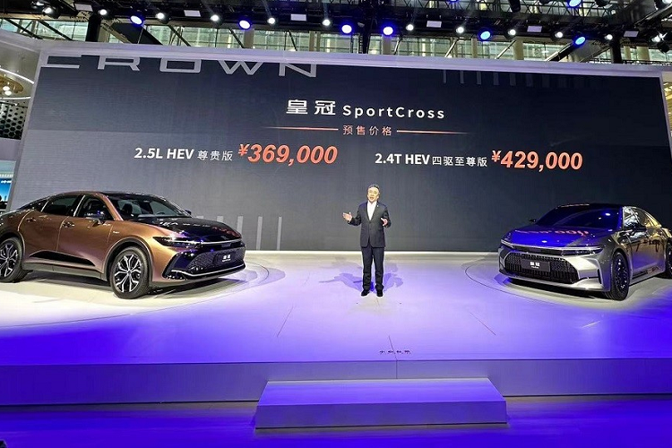 Như thông tin đã đưa, hãng Toyota đã trưng bày 2 mẫu xe  Crown Crossover và Crown Sedan tại triển lãm Ô tô Quảng Châu 2022 hiện đang diễn ra tại Trung Quốc. Đây là 2 thành viên của dòng Toyota Crown thế hệ mới đã lần đầu tiên trình làng tại Nhật Bản vào hồi tháng 7/2022.