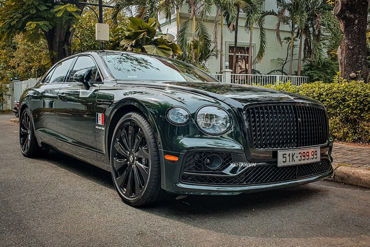 Điểm gây ấn tượng đầu tiên trên chiếc xe siêu sang  Bentley Flying Spur của Minh Minh Nhựa có lẽ chính là màu sơn ngoại thất của xe. Theo đó, Bentley Flying Spur trong bài có màu “áo” xanh lục bảo với gói nâng cấp Blackline Specification.