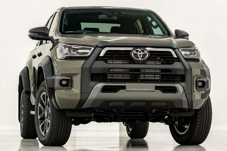  Toyota Hilux 2023  Theo nhân viên tư vấn bán hàng, Toyota Hilux sẽ là mẫu  xe ôtô mới về Việt Nam năm 2023. Xe sẽ được bán vào tháng 3 năm nay. Ban đầu, hãng Toyota sẽ đưa về lô xe Hilux với 100 chiếc thuộc bản 2.4 4x2 AT có giá 852 triệu đồng. So với phiên bản cũ, Toyota Hilux 2.4 4x2 AT 2023 đắt hơn đến 178 triệu đồng nhưng được bổ sung trang bị.