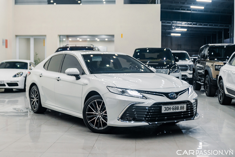 Mới đây, một chiếc Toyota Camry phiên bản cao cấp nhất 2.5 HV đã được chào bán lại với mức giá 2,5 tỷ đồng và nhanh chóng tìm được chủ nhân trong thời gian ngắn. Điểm chú ý nhất chính là tấm biển số tứ quý 8 “30H-688.88”. Hiện  Toyota Camry bản cao cấp nhất đang có giá 1,43 tỷ đồng tại đại lý chính hãng.