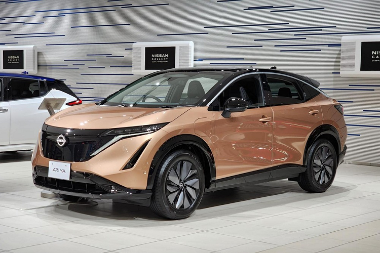  Nissan Ariya 2023 mới là mẫu crossover thuần điện đã lần đầu tiên trình làng vào hồi tháng 7/2020. Tuy nhiên, sau hơn 2 năm, mẫu xe này mới được đưa đến khu vực Đông Nam Á. Hiện Nissan Ariya đang được trưng bày tại triển lãm Ô tô Singapore 2023.