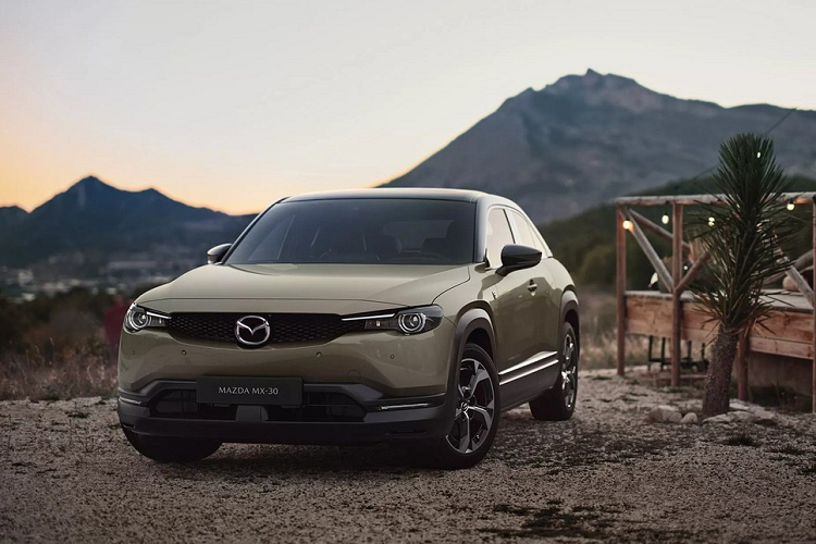 MX-30 là mẫu ôtô điện thương mại đầu tiên của hãng Mazda và đã trình làng vào năm 2019. Sau hơn 3 năm, hãng Mazda tiếp tục giới thiệu phiên bản mới của dòng SUV lai Coupe này. Ra mắt trong triển lãm Ô tô Brussels 2023 hiện đang diễn ra tại Bỉ,  Mazda MX-30 2023 mới có thêm phiên bản mới mang tên e-Skyactiv R-EV.