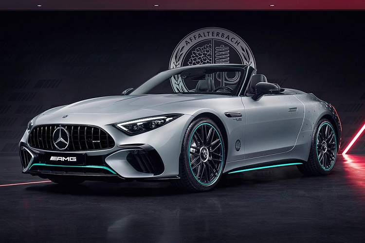  Mercedes-AMG SL63 Motorsport Collectors Edition 2023 là phiên bản đặc biệt của AMG mang phong cách của đội AMG-Petronas chiến thắng vào năm 2022. Tông màu ngoại thất của xe được lấy cảm hứng từ mẫu F1 W12 E PERFORMANCE của đội đua Mercedes-AMG PETRONAS F1 Team.