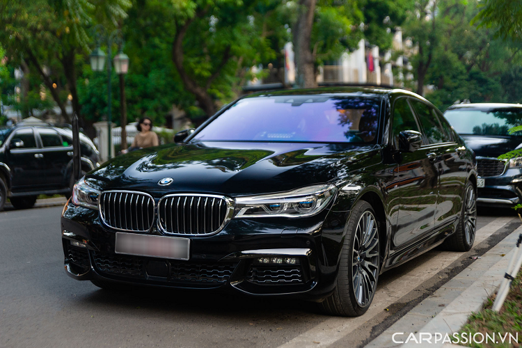 Mới đây, một chiếc BMW 750Li phiên bản M-Sport đời 2019 đã được bắt gặp thì đang đỗ trên một con phố tại trung tâm Hà Nội. Đây là chiếc 750Li M-Sport độc nhất đang có dải đất hình chữ S và về nước theo đơn đặt hàng của một đại sứ quán.