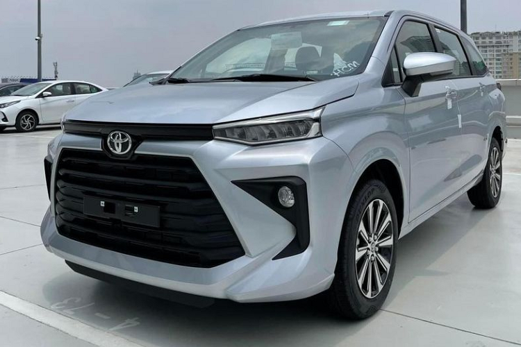 Tuy nhiên, nhiều người nhận ra phiên bản  Toyota Avanza bán tải van này khá giống với chiếc xe từng được trưng bày tại Việt Nam Motor Show 2022.Đây không phải xe con chở người mà lại là xe van, chỉ có 2 chỗ ngồi phía trước và thùng hàng có chiều dài 1,87 m ở phía sau.