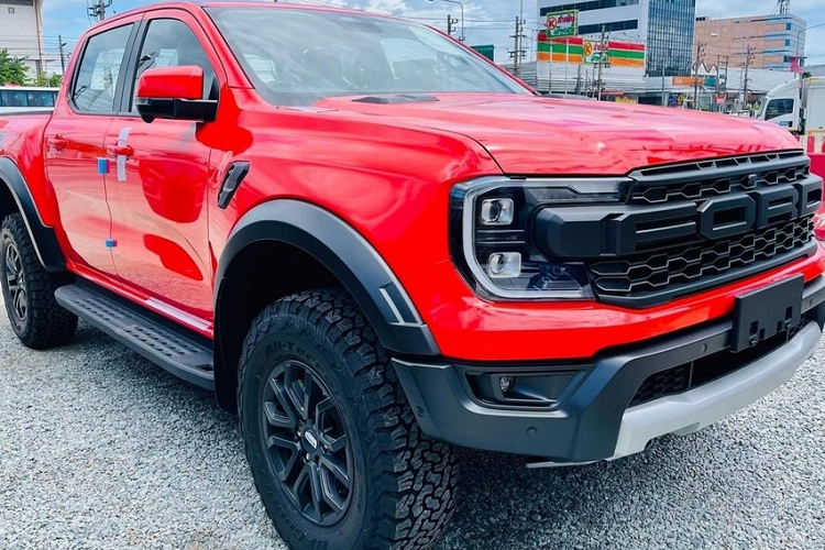 Mới đây, Ford Việt Nam đã xác nhận sẽ bán  Ranger Raptor 2023 mới trong thời gian tới nhưng giá bán cũng như thời điểm ra mắt không được tiết lộ, tuy nhiên, các nhân viên bán hàng của đại lý đã hoạt động hết công suất như cho biết thời gian ra mắt và giá bán dự kiến lần lượt là tháng 3 năm 2023 và gần 1,3 tỷ đồng.