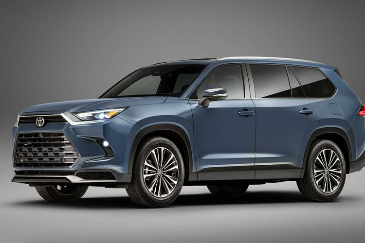  Toyota Grand Highlander 2024 mới được thiết kế bởi đội ngũ kỹ sư của hãng tại Calty Design Studios, bang California, Mỹ. So với người anh em Highlander, Toyota Grand Highlander 2024 có thiết kế vuông vức và thể thao hơn với lưới tản nhiệt hình thang nổi bật. Mâm xe thiết kế đa chấu, sơn phối 2 màu, kích thước 18-20 inch.