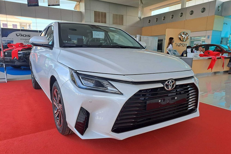  Toyota Vios thế hệ mới đã lần đầu tiên trình làng ở thị trường Thái Lan vào hồi tháng 8 năm ngoái dưới cái tên Yaris Ativ. Vào thời điểm đó, mẫu sedan hạng B này đã khiến nhiều người cảm thấy thất vọng vì không có phiên bản hybrid như tin đồn từ trước.