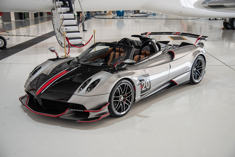 Mới đây, siêu xe phiên bản giới hạn chỉ 40 chiếc  Pagani Huayra Roadster BC đặc biệt đã được bắt gặp khi đứng cạnh chiếc máy bay Bombardier Global 7500 trong sự kiện do Pagani of Singapore tổ chức tại khu phức hợp Seletar Aerospace Park.