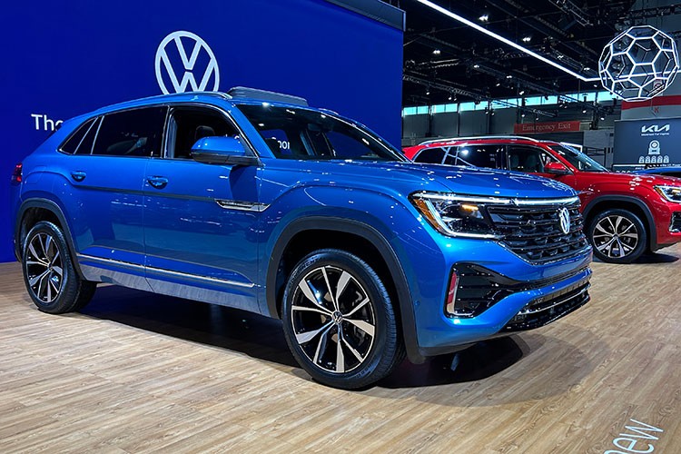 Cả hai mẫu xe  Volkswagen Atlas và Atlas Cross Sport 2024 mới đều nhận được những tinh chỉnh về thiết kế ngoại thất, nội thất đi cùng những nâng cấp về động cơ. Được biết, lần này là lần thứ 2 Atlas 7 chỗ được nâng cấp kể từ khi được giới thiệu vào năm 20217. Còn với Cross Sport 5 chỗ thì đây là lần đầu tiên.