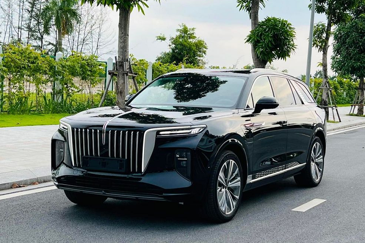  Hồng Kỳ E-HS9 chạy điện hay Hongqi E-HS9 phiên bản Flagship cao cấp nhất tại Việt Nam có mức giảm lên tới 530 triệu đồng. Hongqi E-HS9 Deluxe 7 chỗ giảm 310 triệu. Phiên bản Premium giảm 381 triệu đồng. Lý do cho đợt giảm giá này không được phía đại lý tiết lộ.