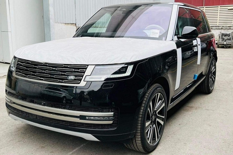 Dòng xe SUV hạng sang  Range Rover thế hệ mới đã ra mắt tại Việt Nam từ tháng 7 năm ngoái với tổng cộng 4 phiên bản được bán ra bao gồm xe tiêu chuẩn, Autobiography, First Edition, Range Rover SV, tuy nhiên, thời gian từ lúc đặt mua cho đến khi nhận bàn giao phải mất nhiều tháng, khiến các khách hàng không muốn chờ đợi có phần phân vân.