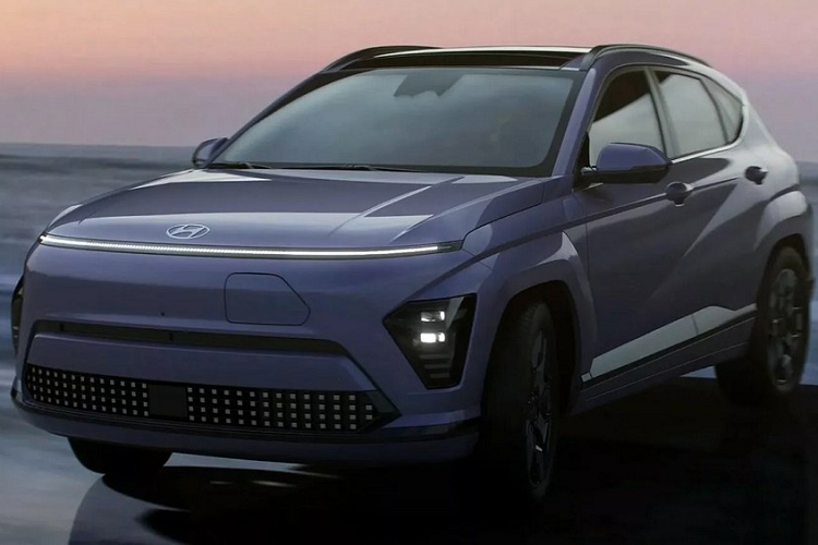 Hyundai Kona thế hệ mới đã chính thức trình làng tại thị trường Hàn Quốc vào hồi tháng 12 năm ngoái. Ở thế hệ mới, xe có 4 phiên bản, bao gồm cả Hyundai Kona thuần điện. Mãi đến nay, hãng xe Hàn Quốc mới công bố hình ảnh chi tiết của  Hyundai Kona Electric 2024 mới.