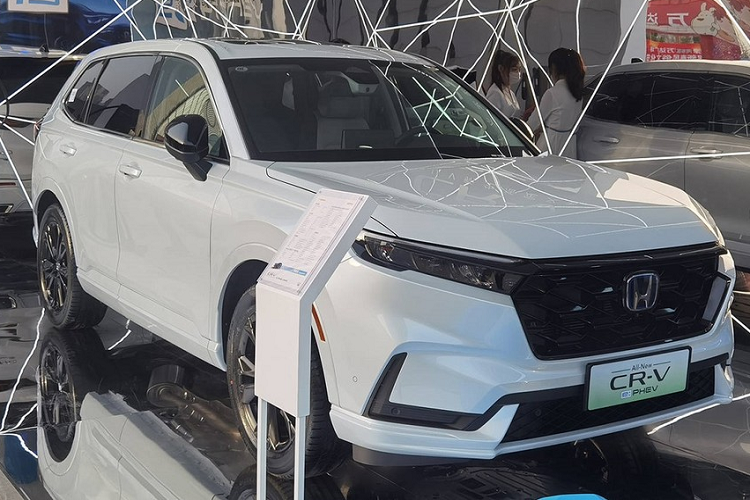 Vào hôm 10/3/2023 vừa qua, liên doanh Dongfeng Honda đã chính thức giới thiệu phiên bản plug-in hybrid (e:PHEV) của dòng xe CR-V thế hệ mới tại thị trường Trung Quốc. Như vậy,  Honda CR-V 2023 mới ở thị trường tỷ dân này hiện có tổng cộng 3 tùy chọn động cơ là máy xăng, hybrid và plug-in hybrid.