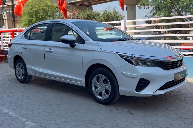 SV vốn là bản trang bị mới của dòng xe Honda City tại thị trường Ấn Độ. Sự xuất hiện của bản SV này giúp xe có giá "mềm" hơn, tiếp cận được nhiều khách hàng ở thị trường Ấn Độ hơn. Bên ngoài,  Honda City SV 2023 mới sở hữu thiết kế khá giống với bản V và VX cao cấp hơn.