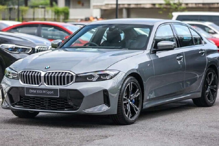 Ở phiên bản 2023,  BMW 330i M Sport tại Malaysia nay đã được trang bị hệ thống treo M thích ứng thay vì hệ thống treo M Sport cố định thông thường. Thay đổi này sẽ giúp xe vận hành được ổn định, hiệu quả hơn ở nhiều loại mặt đường và điều kiện lái khác nhau.