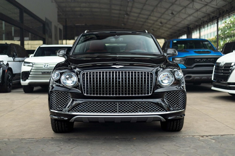 Cuối năm 2015, hãng xe Anh quốc giới thiệu mẫu SUV hoàn toàn mới mang tên gọi  Bentley Bentayga siêu sang, đây là bước đi tiên phong để mở ra khái niệm thị trường xe SUV siêu sang, nơi mà sau này Mercedes-Benz và Rolls-Royce mới nhận thấy được sức nóng doanh số bán hàng của nó khủng khiếp đến chừng nào.