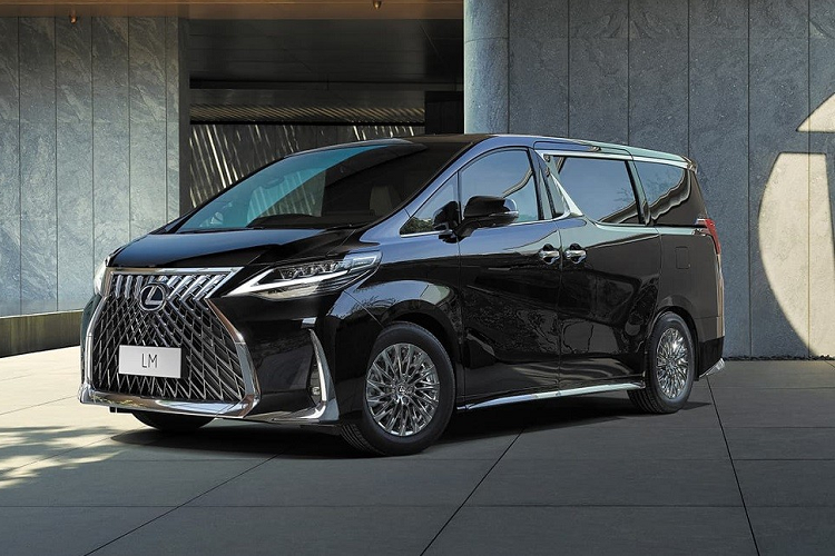  Lexus LM hạng sang là mẫu MPV được phát triển dựa trên "chuyên cơ mặt đất" Toyota Alphard và lần đầu tiên trình làng trong triển lãm Ô tô Thượng Hải 2019. Sau đúng 4 năm, hãng Lexus chuẩn bị tung ra phiên bản mới của mẫu xe này tại triển lãm Ô tô Thượng Hải 2023, khai mạc vào ngày 18/4 tới đây.