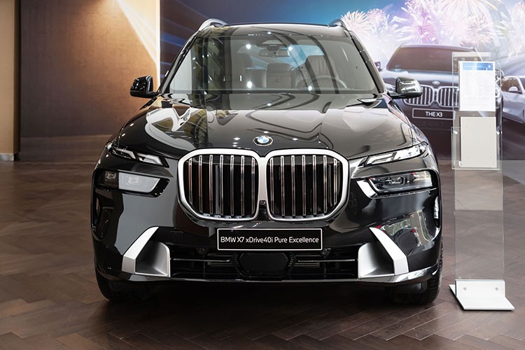 Theo kế hoạch, mẫu SUV hạng sang BMW X7 phiên bản nâng cấp giữa vòng đời sẽ chính thức ra mắt Việt Nam trong tháng 4/2023 này. Trước thời điểm đó, những chiếc  BMW X7 2023 mới đã được đưa về đại lý chính hãng để trưng bày.