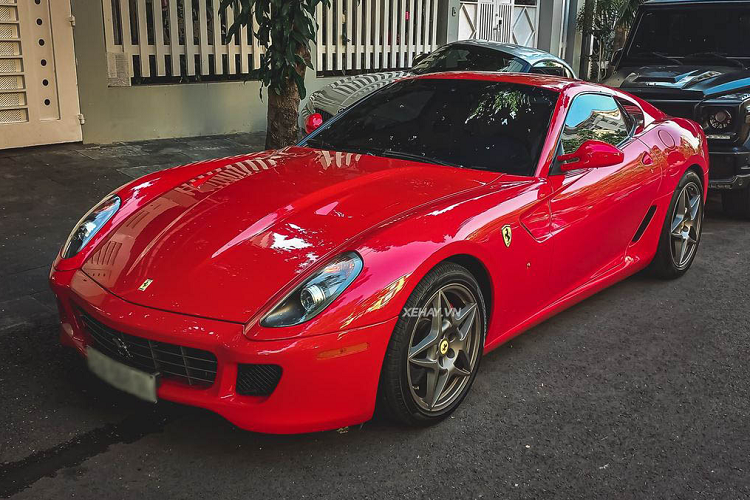  Ferrari 599 GTB Fiorano hàng hiếm ra đời với sứ mệnh thay thế dòng 575 Maranello, lần đầu xuất hiện tại Geneva Motor Show năm 2006. Ba năm sau, cụ thể là tháng 8/2009 Việt Nam có chiếc Ferrari 599 GTB Fiorano đầu tiên, cũng chính là xe trong bài. Chiếc Ferrari 599 GTB Fiorano này từng thuộc sở hữu của ông Đặng Lê Nguyên Vũ.