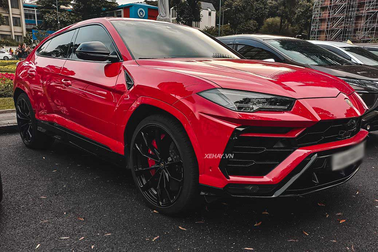  Lamborghini Urus tại Việt Nam từng là mẫu xe hàng hiếm rất được các đại gia săn đón. Đến nay, mẫu siêu SUV này đã dần trở nên phổ biến hơn khi đã có hàng chục chiếc cập bến nước ta với đa dạng màu sắc, tùy chọn cá nhân hóa cũng như bản độ. Tuy nhiên, chiếc Lamborghini Urus trong bài vẫn là xe đầu tiên và “duy nhất” sở hữu màu sơn ngoại thất đỏ - Rosso Mars tại dải đất hình chữ S.