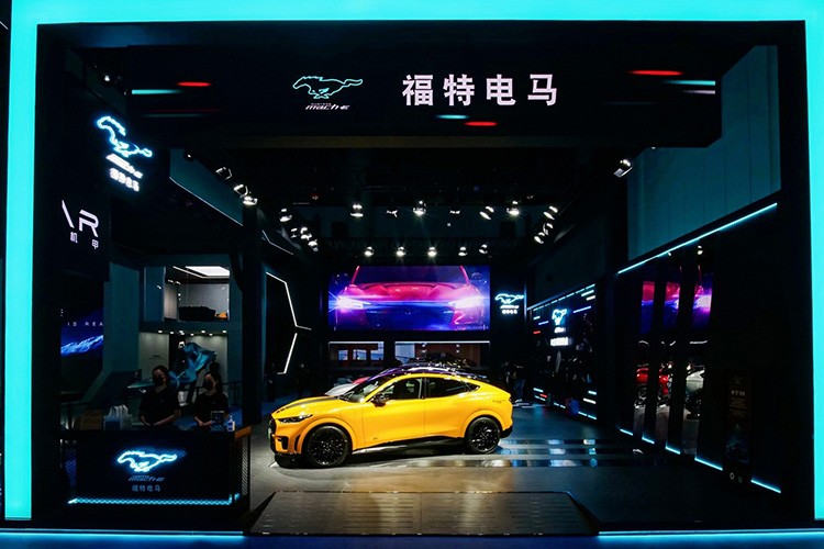 Tại triển lãm ô tô Thượng Hải 2023, hãng xe Ford ngoài việc ra mắt Ranger 2023 bản dành riêng cho thị trường Trung Quốc, chiếc SUV thú vị Bronco, còn mang chiếc xe SUV điện  Ford Mustang Mach-E GT 2023 mới đến trưng bày.