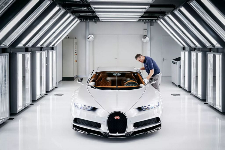 Theo đó, để tạo ra lớp sơn gần như hoàn hảo trên những chiếc siêu xe  Bugatti Chiron đắt tiền, người thợ của Bugatti phải dành từ 600– 700 giờ cho mỗi chiếc xe và toàn bộ các lớp sơn đều được sơn bằng tay, bao gồm cả việc đáp ứng các yêu cầu riêng của khách hàng.