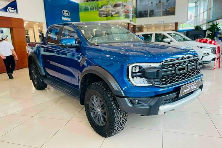 Theo thông tin ghi nhận được từ tư vấn viên bán hàng tại một đại lý ở Hà Nội, hiện  Ford Ranger Raptor 2023 mới đã có mặt tại đại lý tuy nhiên số lượng xe khá ít, chưa đáp ứng kịp các đơn đặt hàng của khách. Thậm chí người này còn cho biết, có những khách hàng ký hợp đồng mua xe vào thời điểm này và sẵn sàng chi thêm tiền để nhận xe sớm, nhưng vẫn phải đợi đến cuối tháng 5 mới được bàn giao.