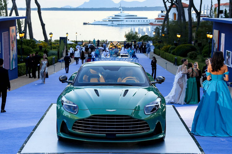 Trong khuôn khổ liên hoan phim Cannes 2023 ở Pháp, một chiếc  Aston Martin DB12 2024 mới mang trên mình màu xanh Ngọc lục bảo Iridescent Emerald tuyệt đẹp đã được bán đấu giá 1,6 triệu USD (tương đương 37,6 tỷ đồng).