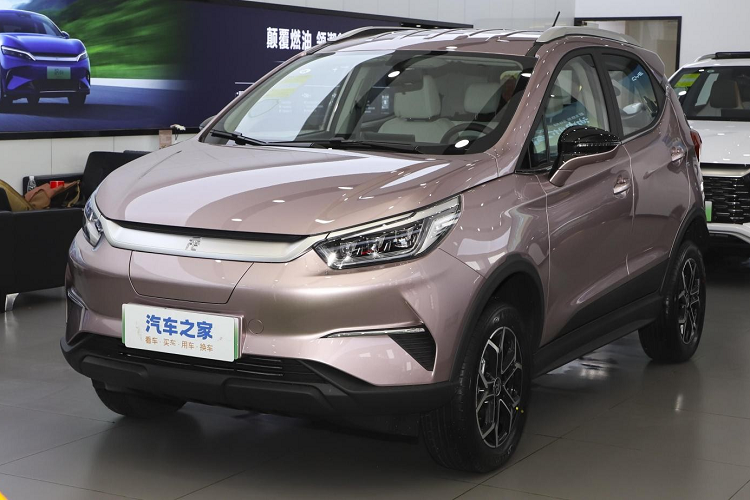 BYD luôn biết chiều lòng khách hàng của mình và khi thị trường xe điện ở Trung Quốc có dấu hiệu bùng nổ, họ tung ra hàng loạt sản phẩm đủ phân khúc. Trong số này,  Yuan Pro 2023 chạy điện là 1 cái tên mà các hãng xe khác đều phải dè chừng. Hiện chiếc SUV điện cỡ nhỏ của hãng xe chuẩn bị vào Việt Nam đã được vén màn bản nâng cấp giữa vòng đời, với giá bán vô cùng hấp dẫn.