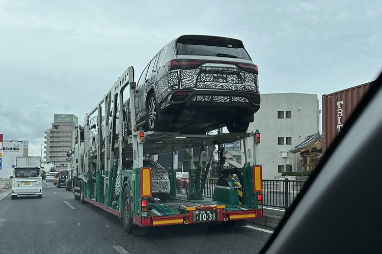 Mới đây, cánh săn ảnh tại Nhật Bản đã vô tình bắt gặp một chiếc Lexus LX bí ẩn được vận chuyển trên đường phố bằng xe lồng. Nhiều người dự đoán đây có thể chính là phiên bản  Lexus 700h 2024 mới. Lexus LX thế hệ mới đã chính thức trình làng vào hồi cuối năm 2021 với 2 phiên bản LX600 và LX500d.