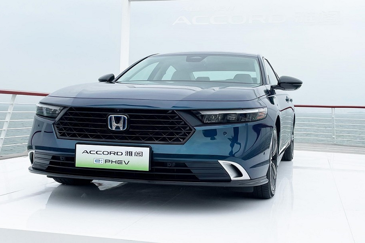  Honda Accord 2023 bản plug-in hybrid (e:PHEV) đã lần đầu tiên ra mắt vào hồi tháng 4 năm nay. Sau hơn 1 tháng, hãng Honda đã chính thức chốt giá cho mẫu sedan hạng trung này ở thị trường Trung Quốc. Theo đó, giá xe Honda Accord e:PHEV 2023 cho tổng cộng 7 phiên bản dao động từ 179.800 - 258.800 Nhân dân tệ (khoảng 595 - 856 triệu đồng).