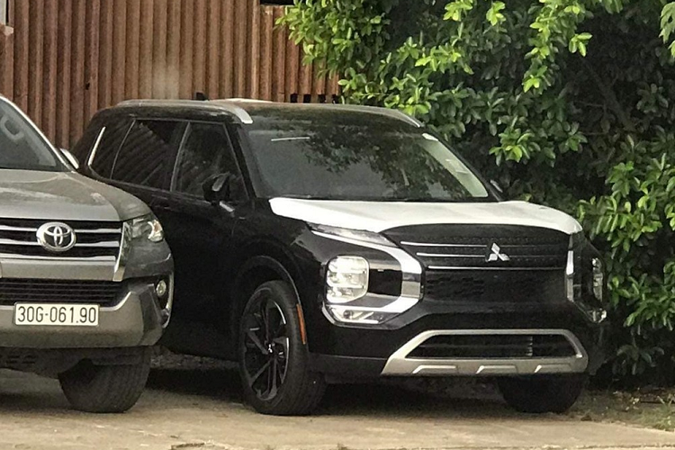 Mới đây, một chiếc  Mitsubishi Outlander thế hệ mới bất ngờ xuất hiện tại Việt Nam. Hiện chưa rõ chiếc xe này được nhập khẩu về Việt Nam qua con đường chính hãng hay tư nhân, nhưng đã gây không ít sự chú ý tới những người tiêu dùng quan tâm đến dòng xe này.