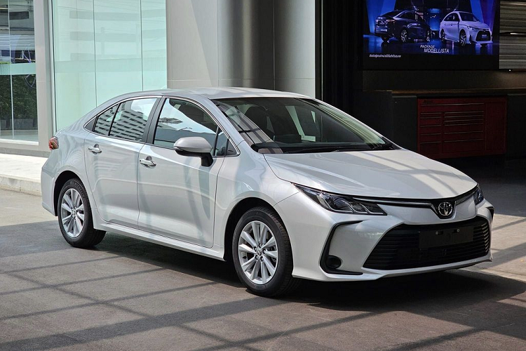 Mới đây, Toyota vừa cho ra mắt Corolla Altis đời 2023 tại Đông Nam Á, cụ thể là thị trường Thái Lan. Theo đó ở xứ sở chùa Vàng,  Toyota Corolla Altis 2023 mới có 4 phiên bản: 1.6G, 1.8 Sport, HEV Premium và HEV GR Sport, giá bấn lần lượt là 849.000 baht (khoảng 577 triệu đồng), 979.000 baht (665 triệu đồng), 1.009.000 baht (685 ) và 1.129.000 baht (767 triệu triệu đồng).