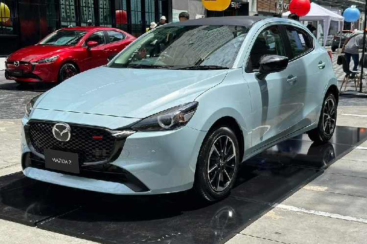 Ngày 21/6/2023 vừa qua, hãng Mazda đã chính thức vén màn phiên bản nâng cấp của dòng xe Mazda2 tại thị trường Thái Lan. Sau 5 ngày, hãng Mazda đã nhận được 1.500 đơn đặt hàng dành cho mẫu xe hạng B này. Con số này được coi là thành công khi  Mazda2 2023 mới chỉ thay đổi nhẹ về mặt hình thức và trang bị so với phiên bản cũ.