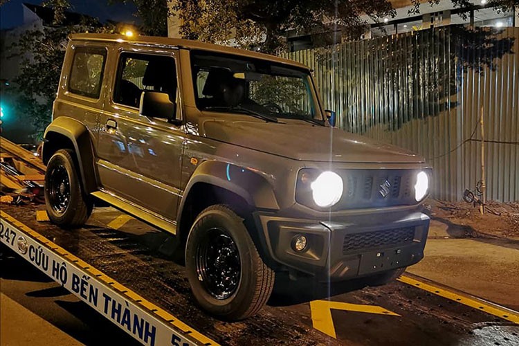 Theo thông tin từ tư vấn bán hàng,  Suzuki Jimny 2023 mới sẽ được nhập khẩu nguyên chiếc từ Nhật Bản với giá bán từ 790 triệu đồng. Số lượng xe được phân phối về chỉ giới hạn trong 150 xe.